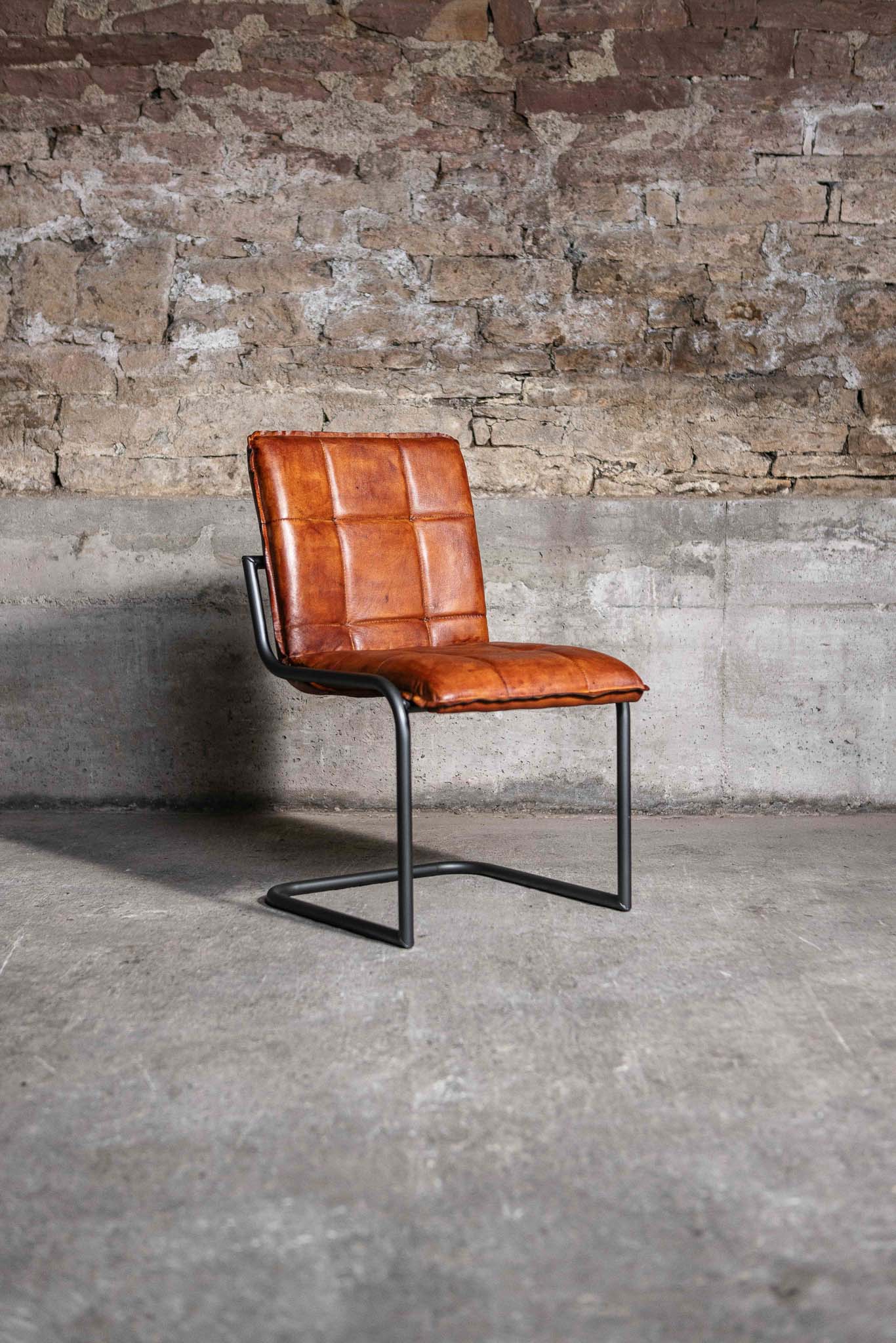 Eleganter Freischwinger Stuhl GOODMAN aus Leder in Cognac