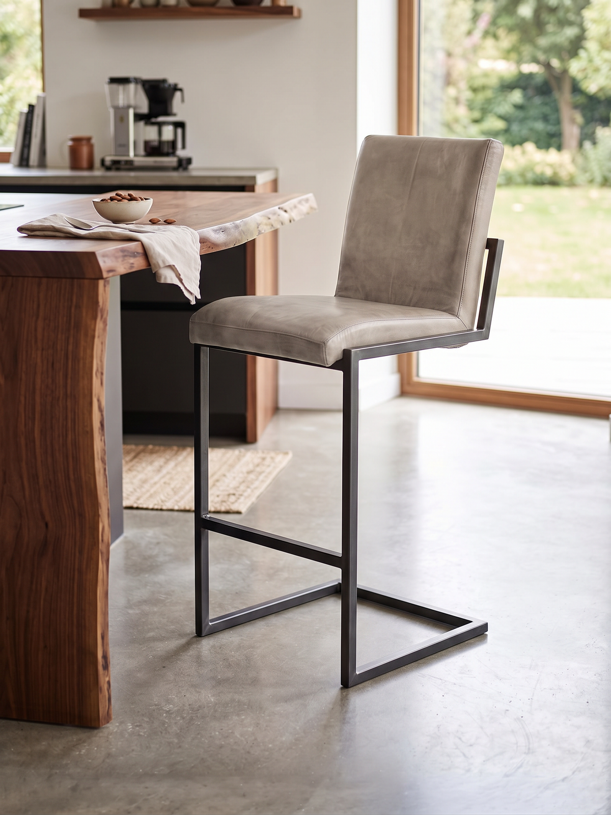 Barhocker „Jaspar“ aus Leder in Grau, Wohnbeispiel