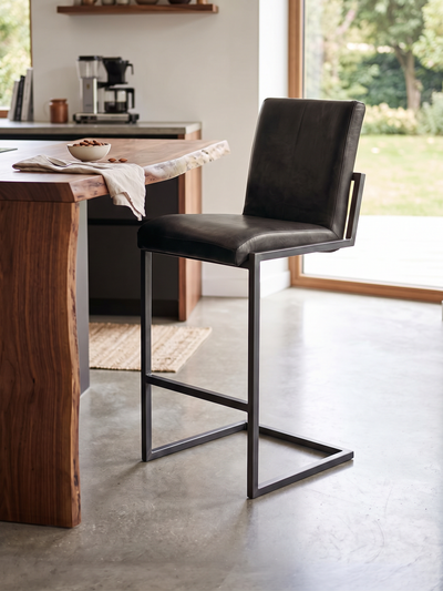 Barhocker „Jaspar“ aus Leder in Schwarz, Wohnbeispiel