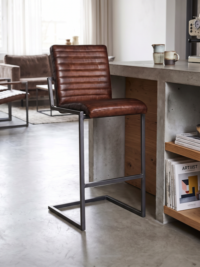 Barhocker „Sinatra“ aus Leder in Braun, Wohnbeispiel