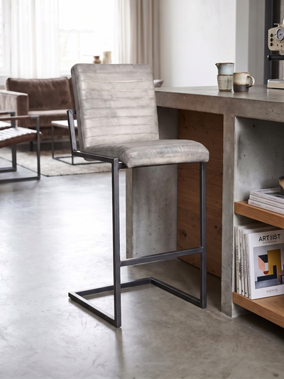 Barhocker „Sinatra“ aus Leder in Grau, Wohnbeispiel