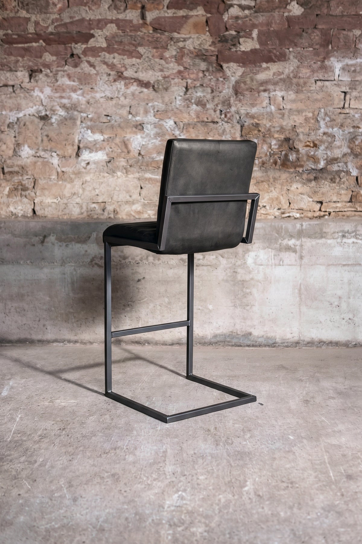 Barhocker „Sinatra“ aus Leder in Schwarz, Rückansicht