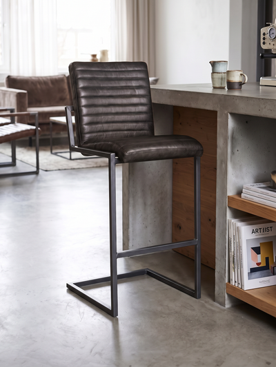 Barhocker „Sinatra“ aus Leder in Schwarz, Wohnbeispiel