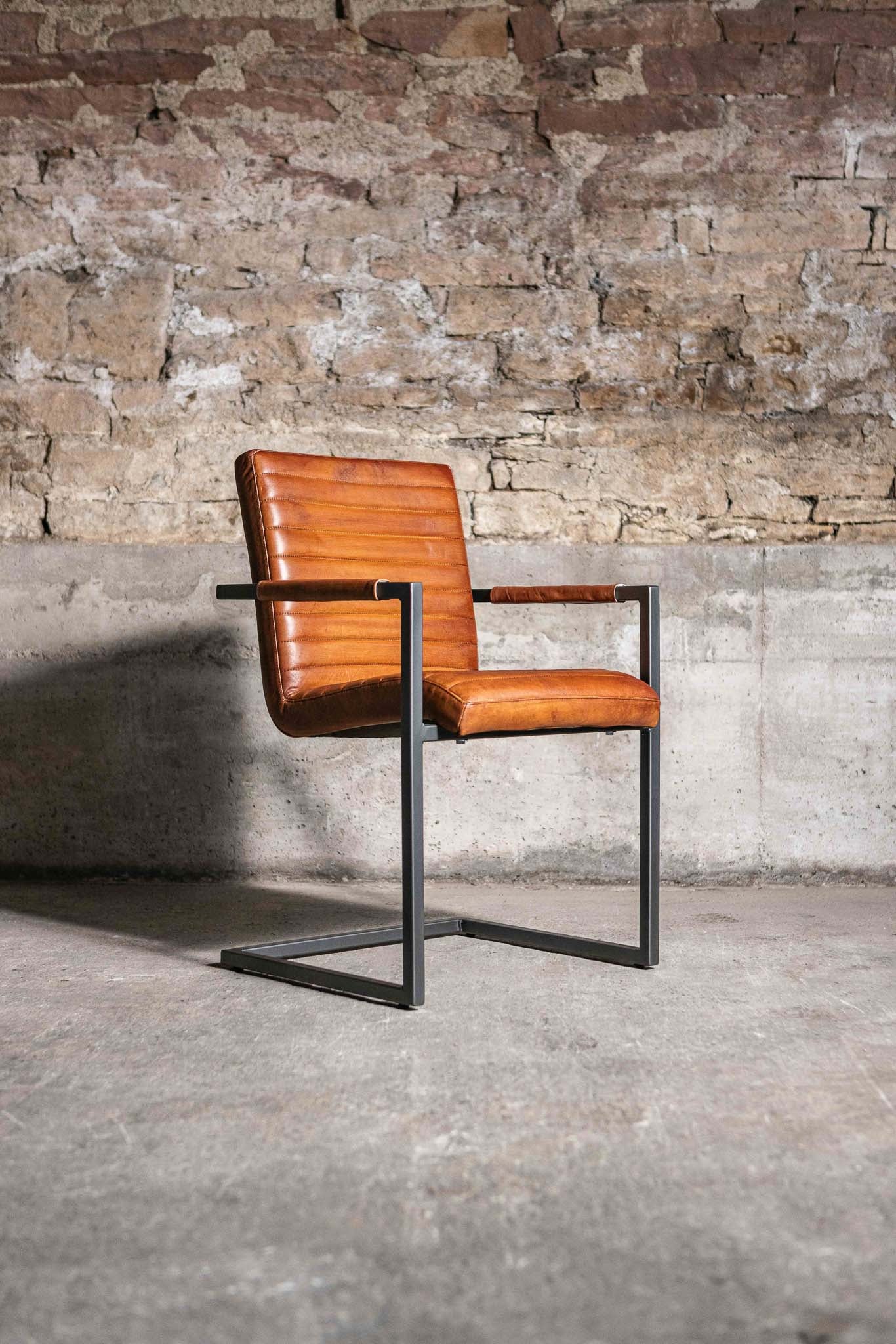 Freischwinger „Sinatra“ mit Armlehne aus echtem Büffelleder in Cognac, Industrial Design