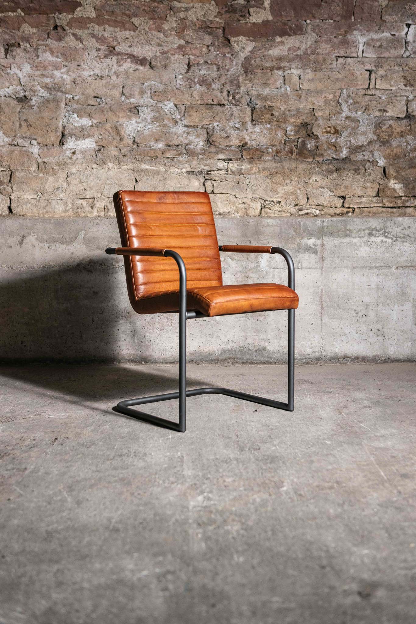 Freischwinger „Sinatra“ aus echtem Büffelleder in Cognac, Industrial Design