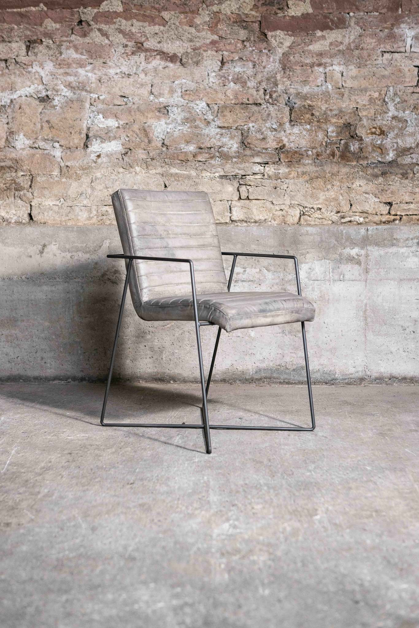 Freischwinger „Sinatra“ aus echtem Büffelleder in Grau, minimalistisches Design