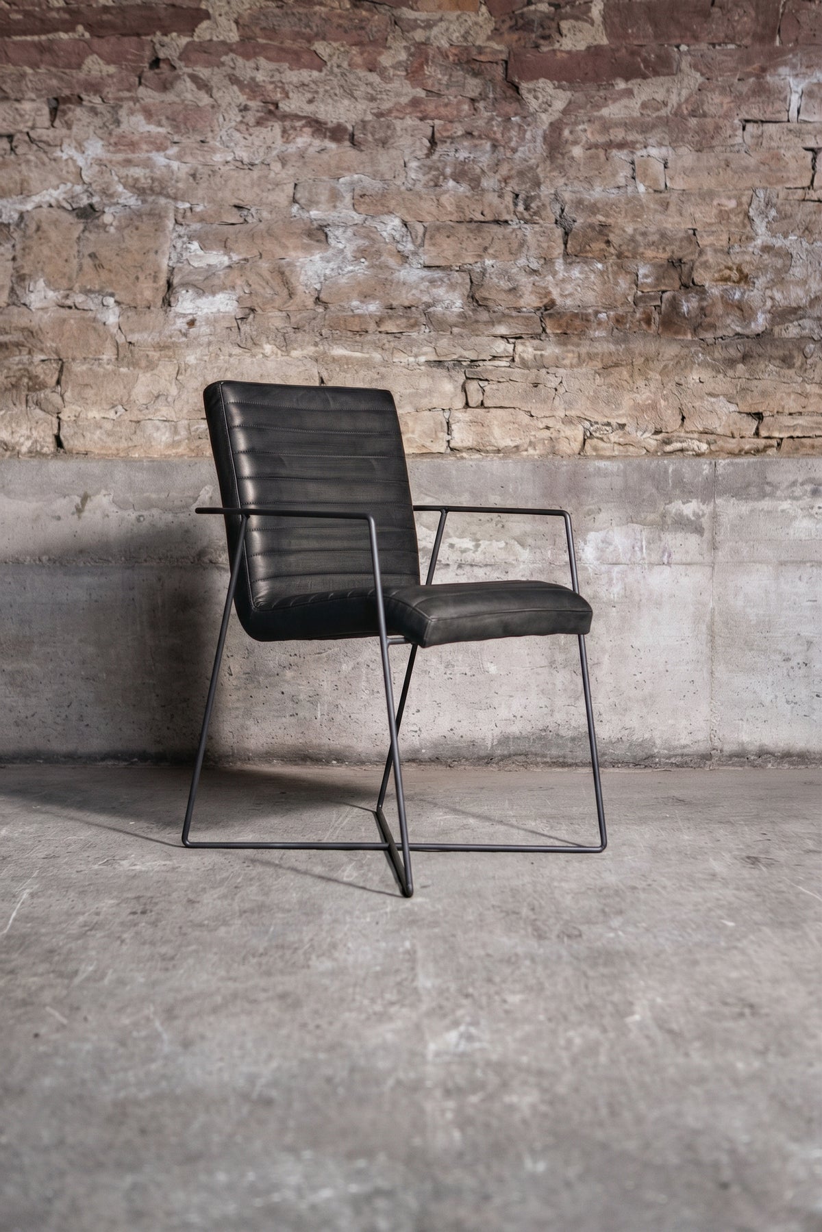 Designstuhl „Sinatra“ aus Büffelleder in Schwarz, Industrial Design